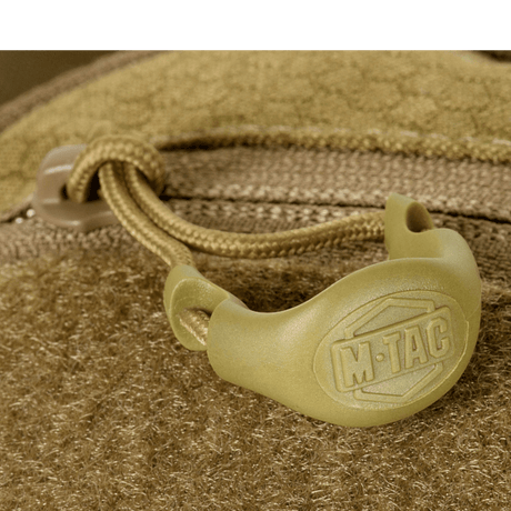 Nærbillede af lynlåstræk på M-Tac Bat Wing Taske Elite Hex.