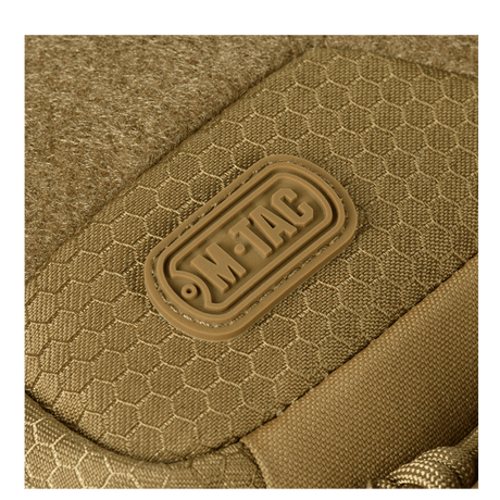 Nærbillede af M-Tac Buckler Taske Elite Hex i Hex-Cordura materiale, viser M-TAC logo og tekstur.