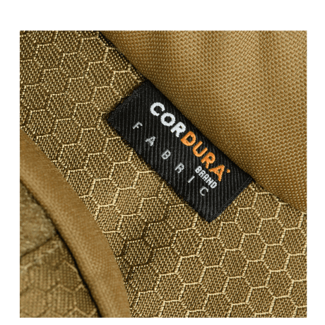 Nærbillede af M-Tac Bat Wing Taske Elite Hex med slidstærkt Cordura Hex materiale og Cordura brandmærke.