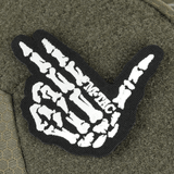 M-Tac Buckler Taske Elite Hex med skelet-peace-tegn lappet på grå taske for stil og individualitet.