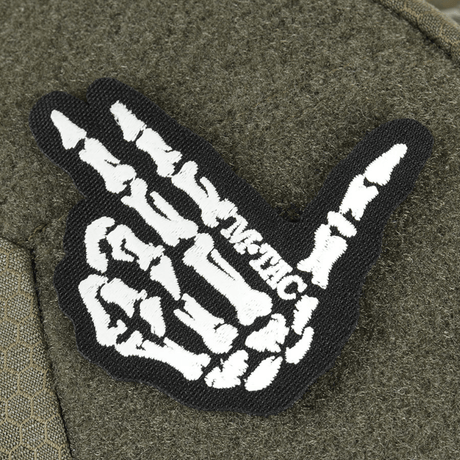 M-Tac Buckler Taske Elite Hex med skelet-peace-tegn lappet på grå taske for stil og individualitet.