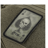 M-Tac Bat Wing Taske Elite Hex med specialdesignet kortstop med kranie, holdbart Cordura-materiale og pålidelig YKK-lynlås.