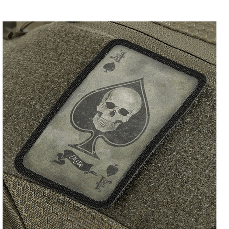 M-Tac Bat Wing Taske Elite Hex med specialdesignet kortstop med kranie, holdbart Cordura-materiale og pålidelig YKK-lynlås.