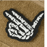 M-Tac Bat Wing Taske Elite Hex med skelet håndtegn broderi i sort og hvid på holdbart stof.