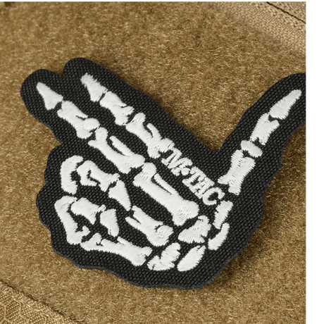 M-Tac Bat Wing Taske Elite Hex med skelet håndtegn broderi i sort og hvid på holdbart stof.