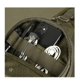 Detaljeret indblik i M-Tac Buckler Taske Elite Hex med lommer fyldt med værktøjer og elektronik, afslører funktionaliteten af det smarte design.