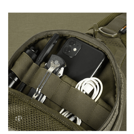 Detaljeret indblik i M-Tac Buckler Taske Elite Hex med lommer fyldt med værktøjer og elektronik, afslører funktionaliteten af det smarte design.