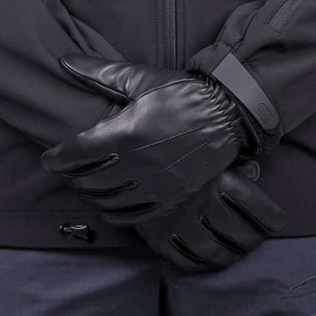 EA V.I.P snitsikre handsker set tæt på model