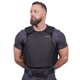 Mand iført Xtreme stik og skudsikker vest set forfra